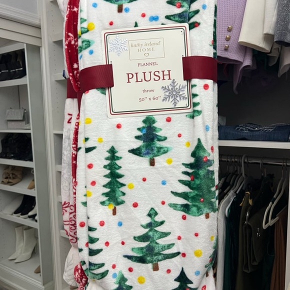 Christmas throws 🎄 50x60 PLUSH AND OH SO COZY! Limited inventory. - Picture 5 of 6